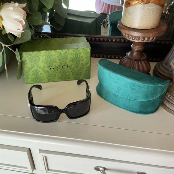 Gucci Women's Black and Green Tortoise Sunnies - Picture 8 of 9